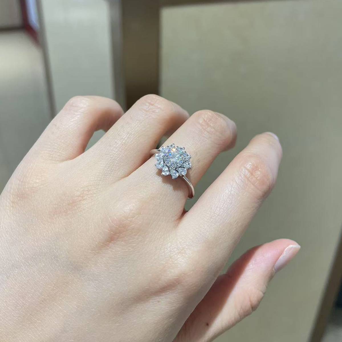 扭臂太阳花女戒S925银镀白金定制选款主石莫桑钻0.8ct/副石高碳钻